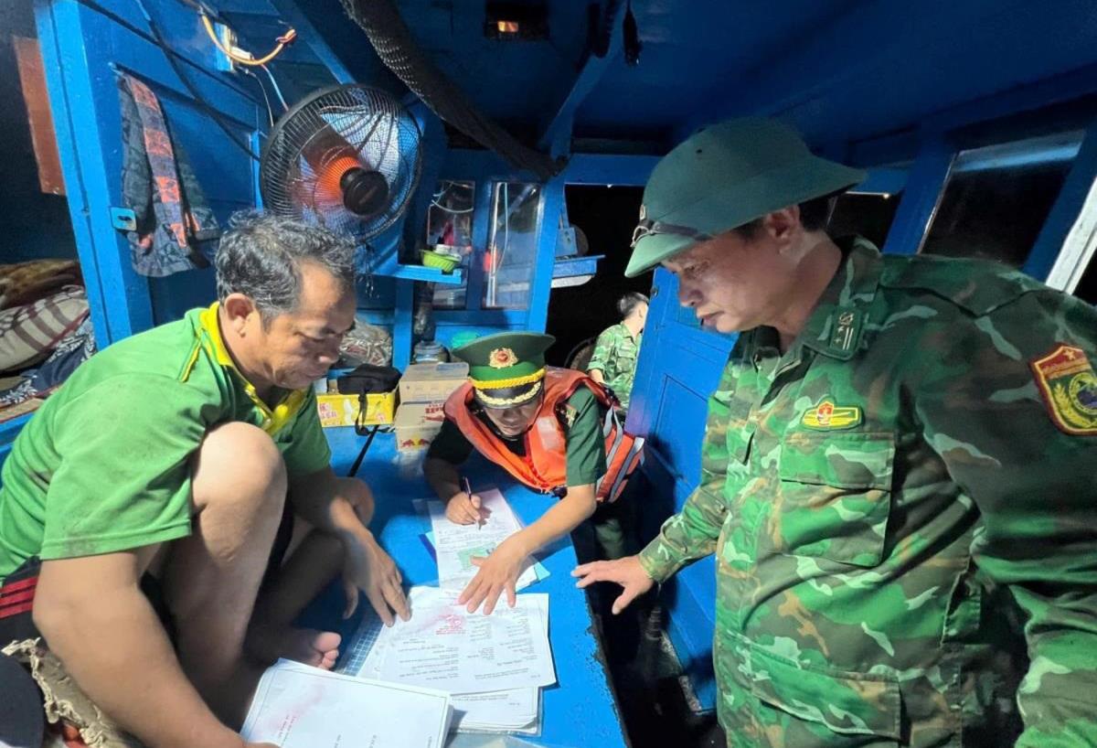 Lực lượng Đồn BP Hải Vân lập biên bản đối với tàu vi phạm tối 14-9.