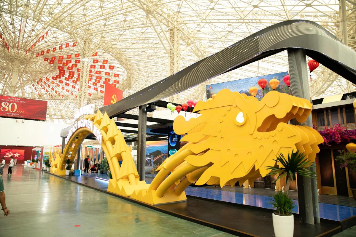 Ban Tổ chức Triển lãm A80 trao giải “Không gian trưng bày tiêu biểu” cho các đơn vị.