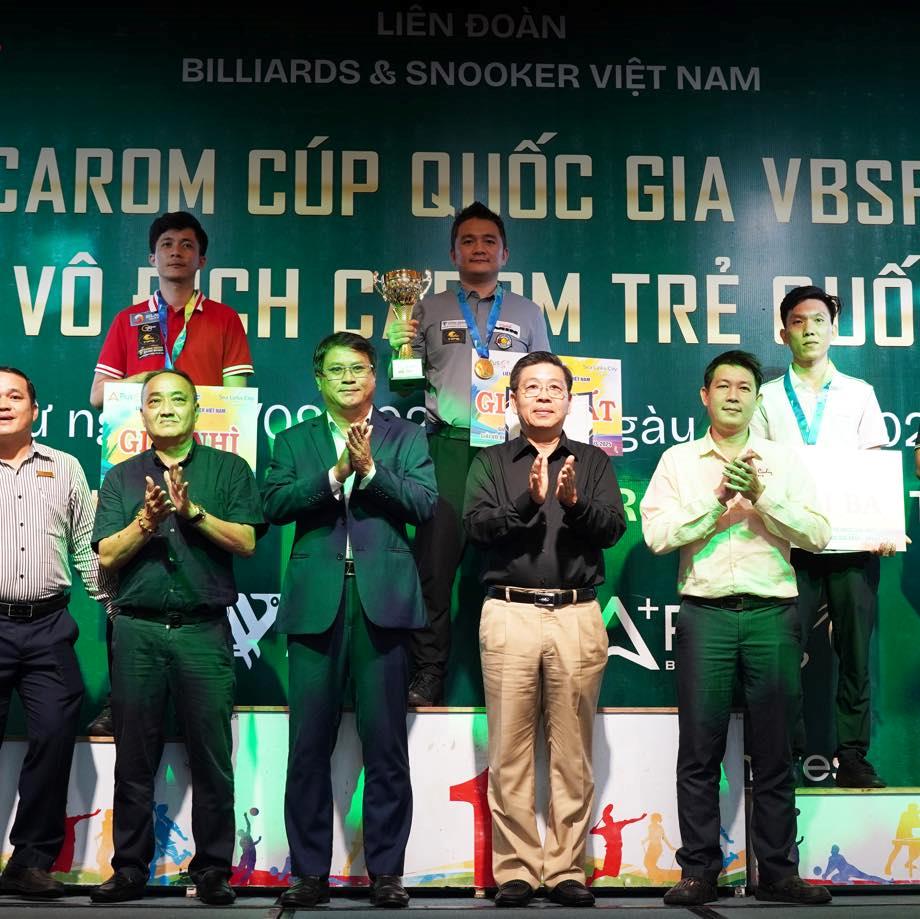 BTC trao giải cho các cơ thủ nam đạt thành tích cao.