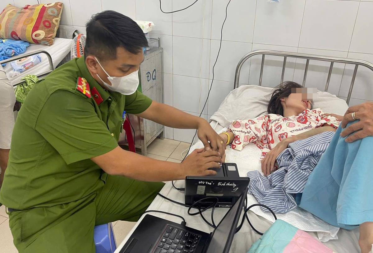 Cán bộ Phòng Cảnh sát QLHC về TTXH thu nhận vân tay của chị Quỳnh.