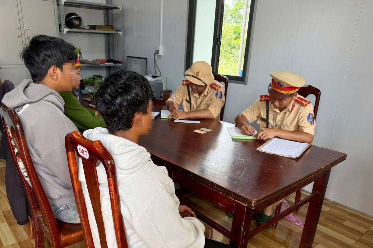 CSGT Lâm Đồng xử lý nhóm thanh niên vi phạm giao thông.