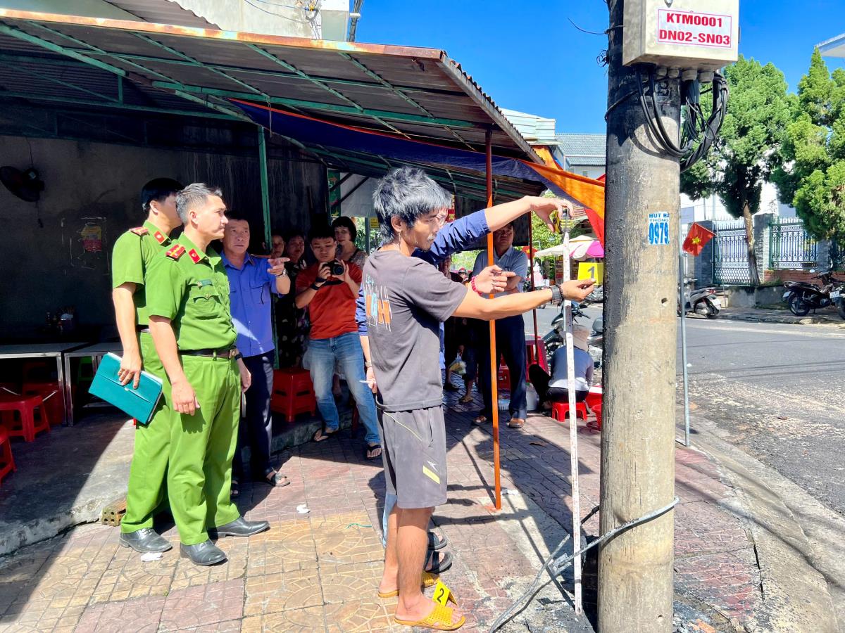 Cơ quan Công an và ngành chức năng dựng lại hiện trường để điều tra vụ đốt hàng loạt tủ điện do Lý gây ra.