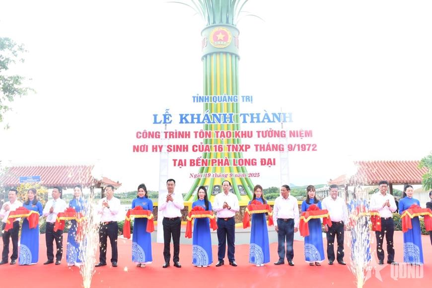 Các đại biểu cắt băng khánh thành công trình. (ảnh: QĐND)