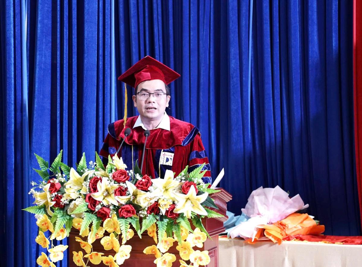 Khen thưởng thủ khoa tốt nghiệp đại học