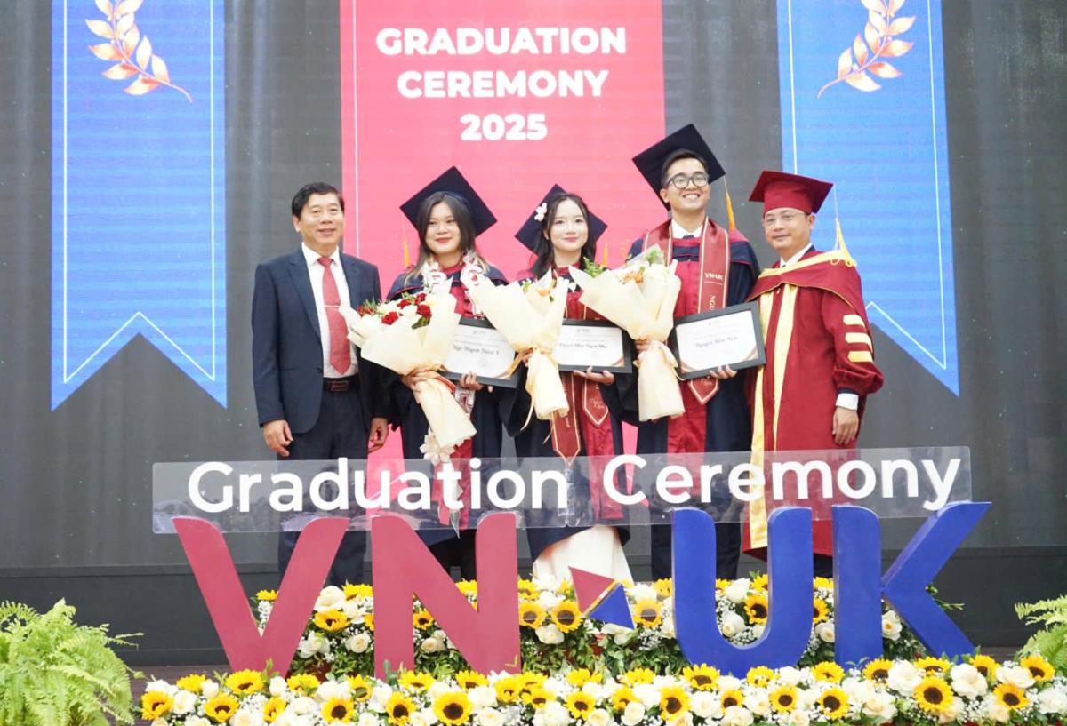 Trong tổng số 124 sinh viên tốt nghiệp, có 68 sinh viên đạt thành tích học tập loại giỏi và xuất sắc