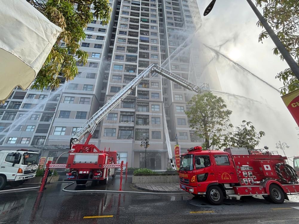 Quang cảnh thực tập phương án chữa cháy và CNCH tại Chung cư Vinhomes New Center Hà Tĩnh.