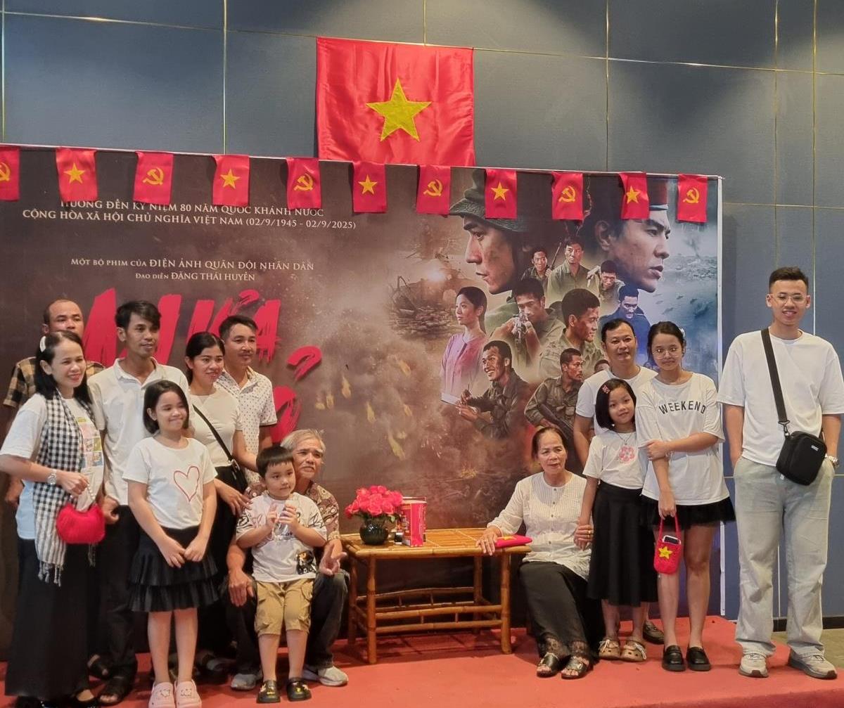 Một số hình ảnh trong phim "Mưa đỏ".