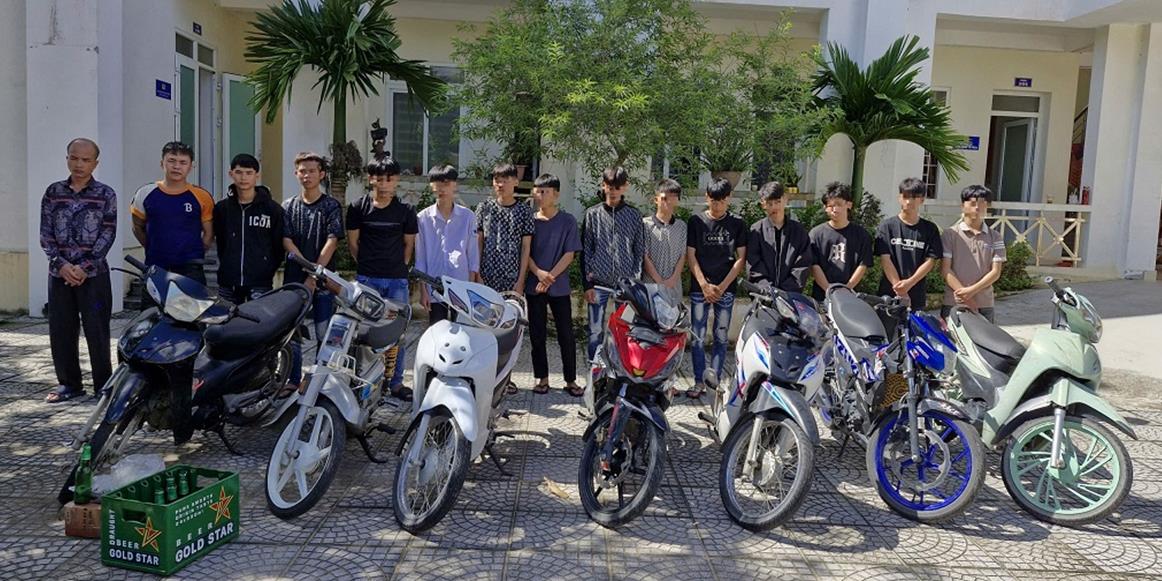 Nhóm đối tượng gây rối cùng tang vật.