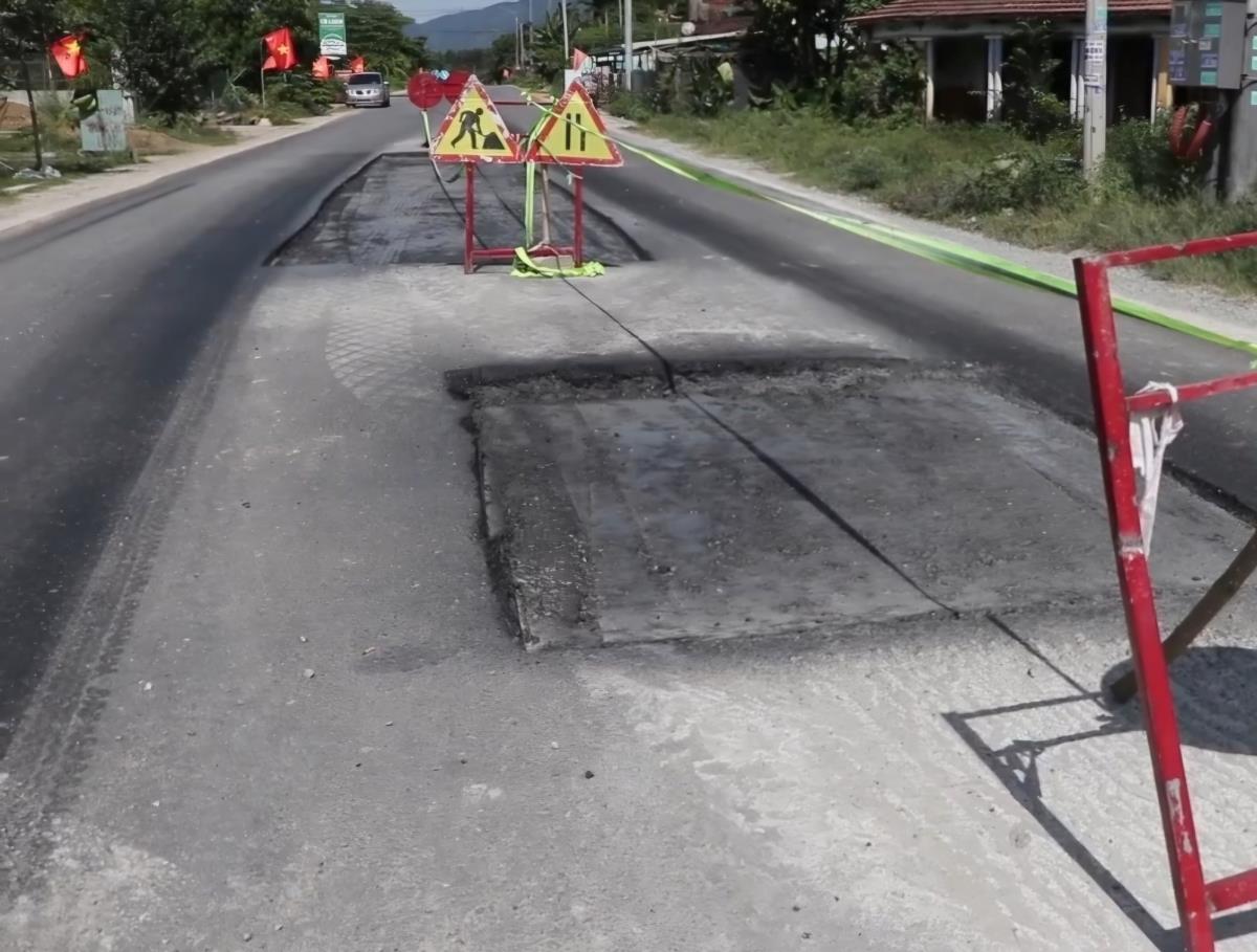 Dự án nâng cấp QL14E vừa thi công xong đã phải sửa chữa đoạn qua xã Việt An lên xã Hiệp Đức.