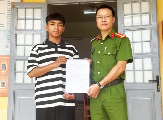 Hồ Văn Duẩn nộp đơn tình nguyện tham gia nghĩa vụ CAND tại trụ sở Công an xã Hướng Phùng.