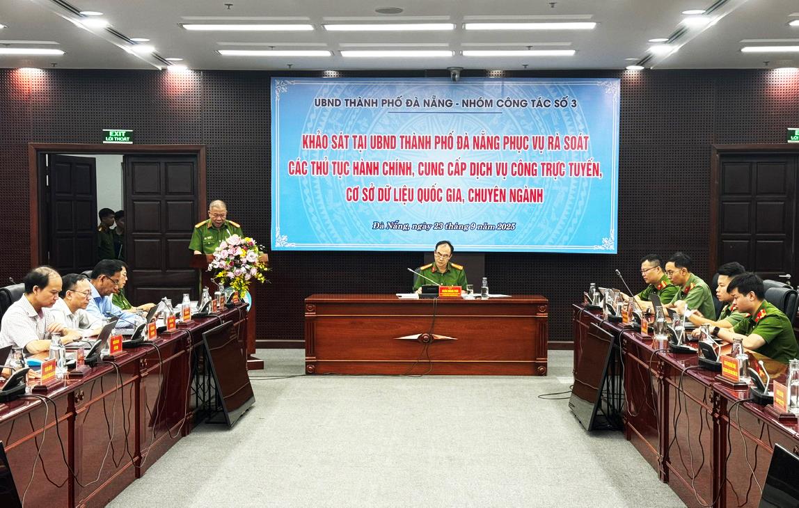 Phó Cục trưởng Cục Cảnh sát QLHC về TTXH Trần Hồng Phúc phát biểu kết luận tại buổi làm việc.