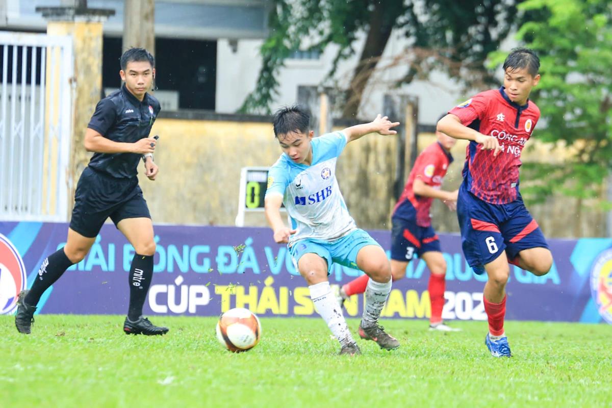 U.17 SHB Đà Nẵng (giữa) chạm trán U.17 Hà Nội ở bán kết.