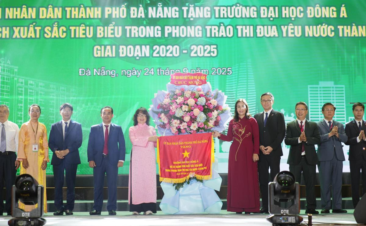 Lãnh đạo UBND TP Đà Nẵng và nhà trường trao tặng học bổng và giải thưởng các cuộc thi cho sinh viên có thành tích xuất sắc.