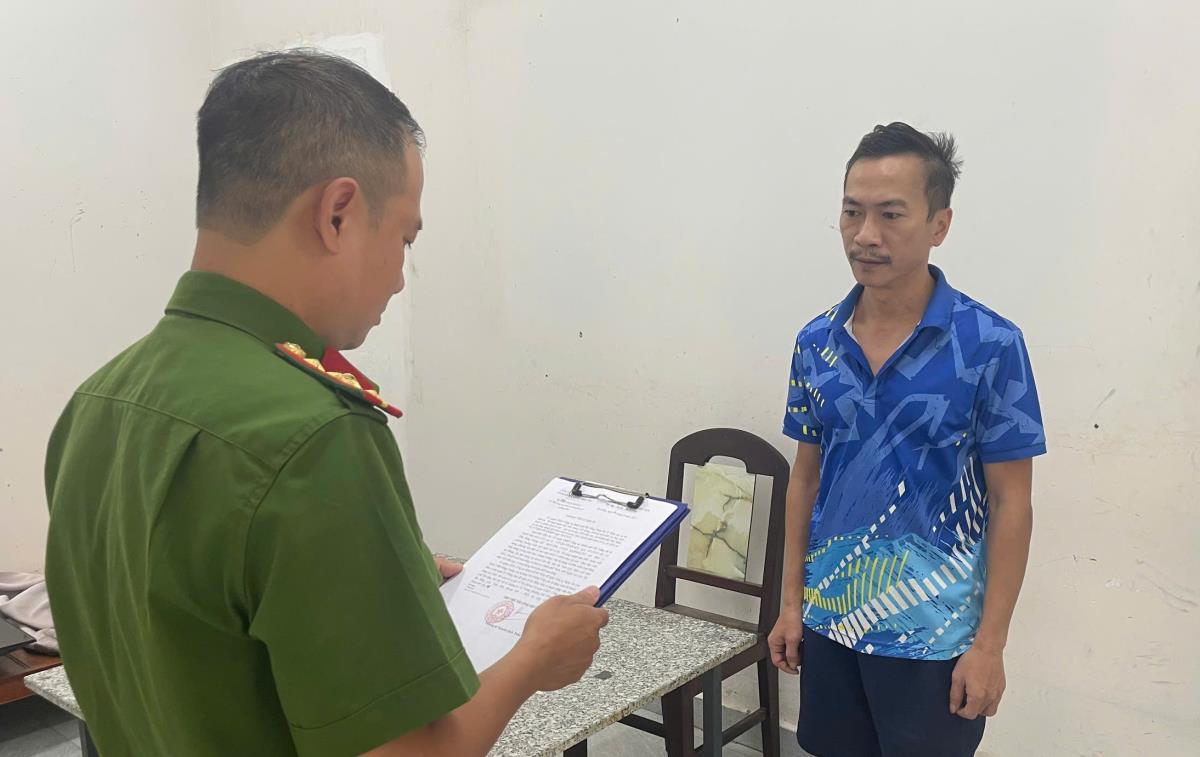 Cơ quan CSĐT Công an TP Đà Nẵng tống đạt các quyết định đối với Trần Hùng Cường và Nguyễn Đăng Đông.