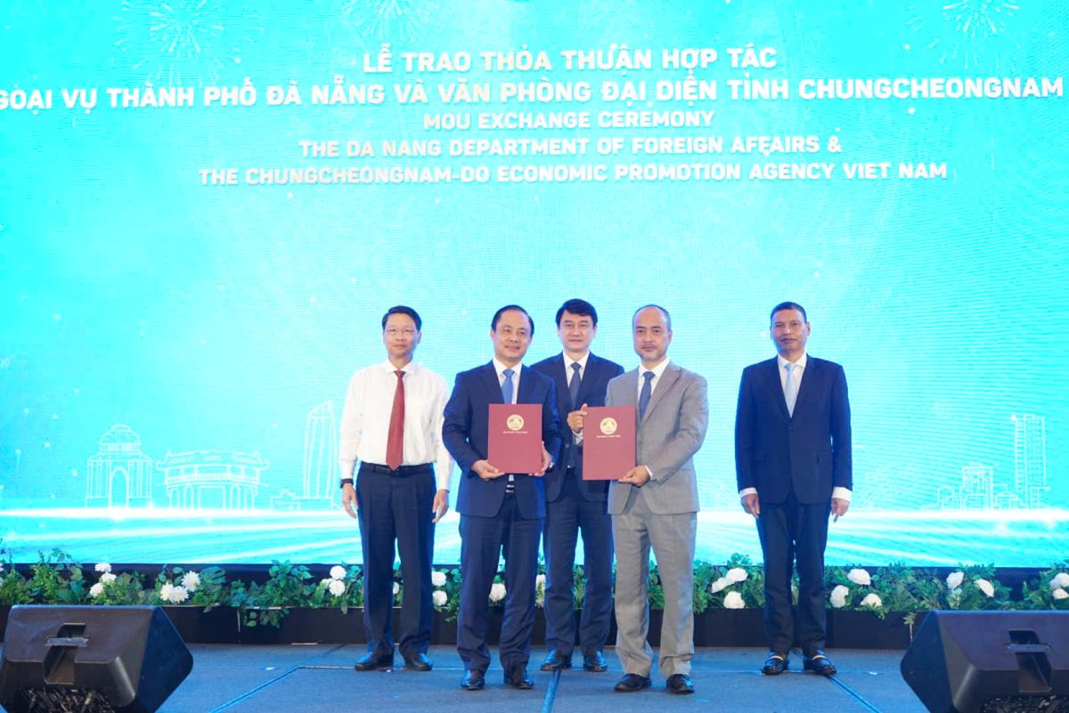 Phó Chủ tịch Thường trực UBND TP Đà Nẵng Hồ Kỳ Minh trao tặng Bằng khen cho Công an TP Đà Nẵng, các sở, ban, ngành địa phương.