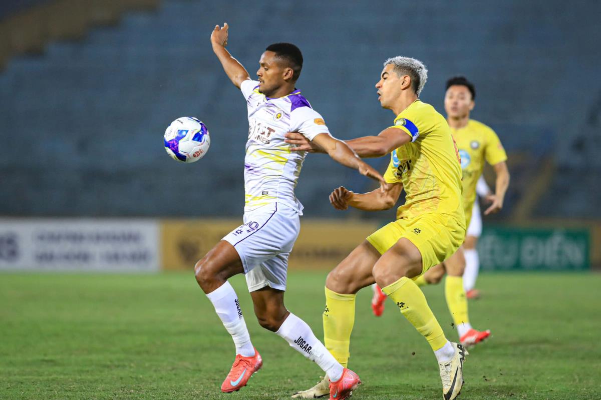 Hà Nội FC (trái) có cơ hội thoát khỏi nhóm cuối sau vòng 5.
