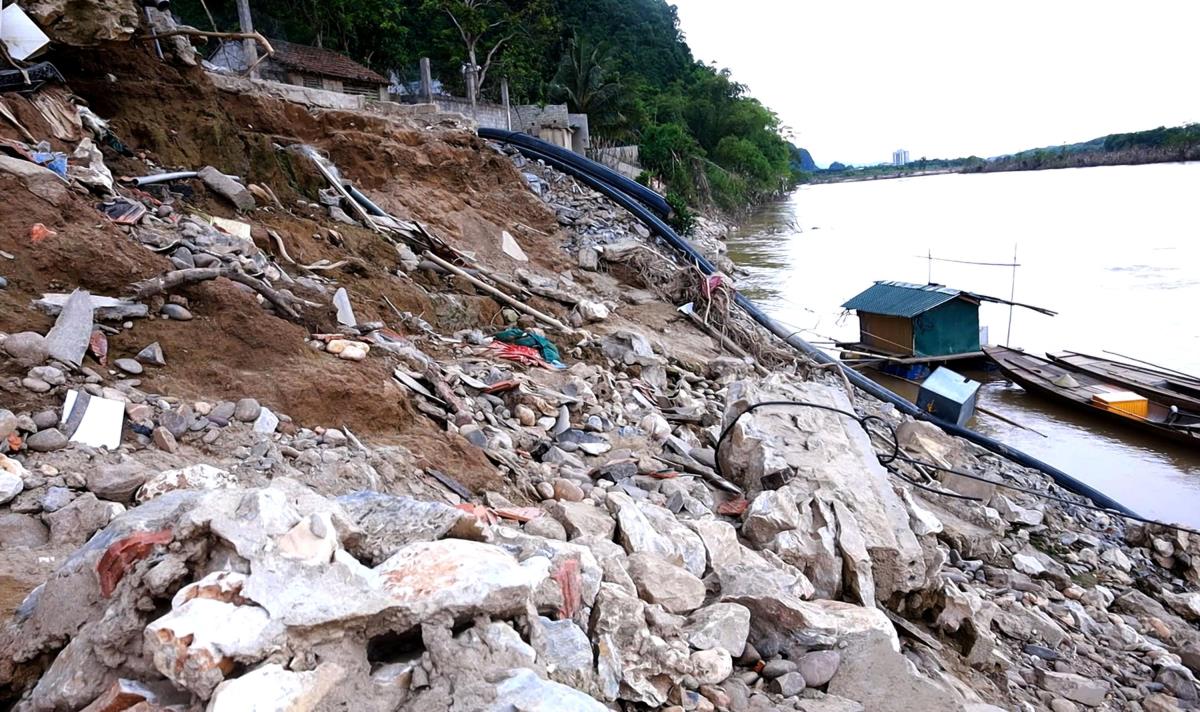 Gia đình bà Nguyễn Thị Xuân, xã Tân Kỳ (Nghệ An) lo ngại sạt lở mỗi khi có mưa lớn.