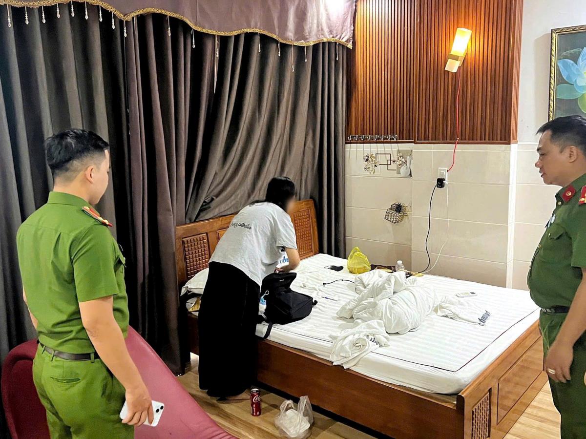 B. được Công an phường Hòa Khánh giải cứu.