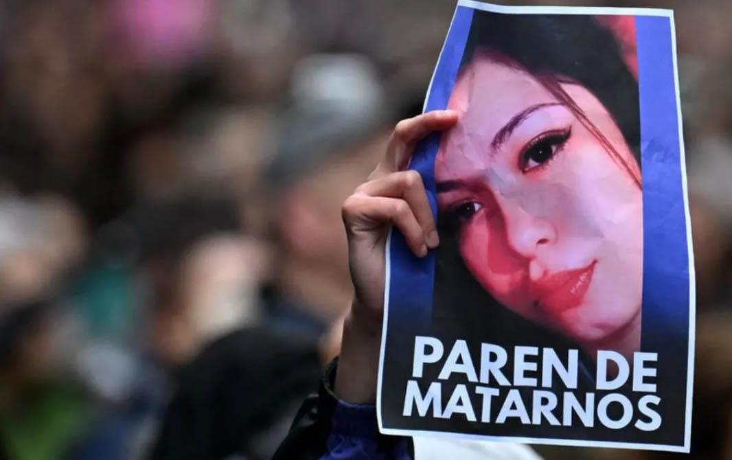 Người biểu tình cầm ảnh Morena Verdi - một trong ba cô gái bị sát hại dã man (Ảnh: AFP)