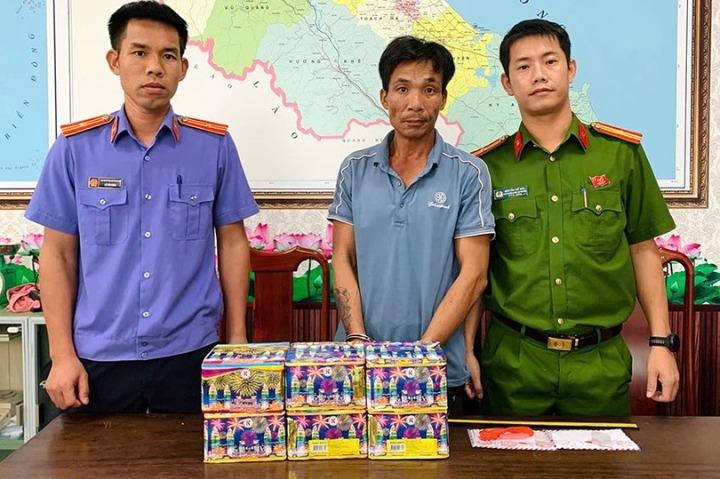 Đối tượng Trần Quốc Toản và tang vật tại cơ quan Công an thu giữ.