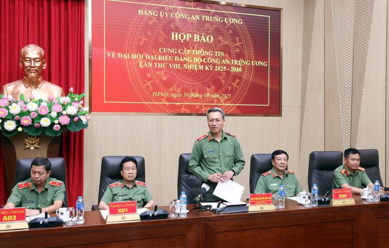 Thiếu tướng Nguyễn Quốc Toản chủ trì họp báo.