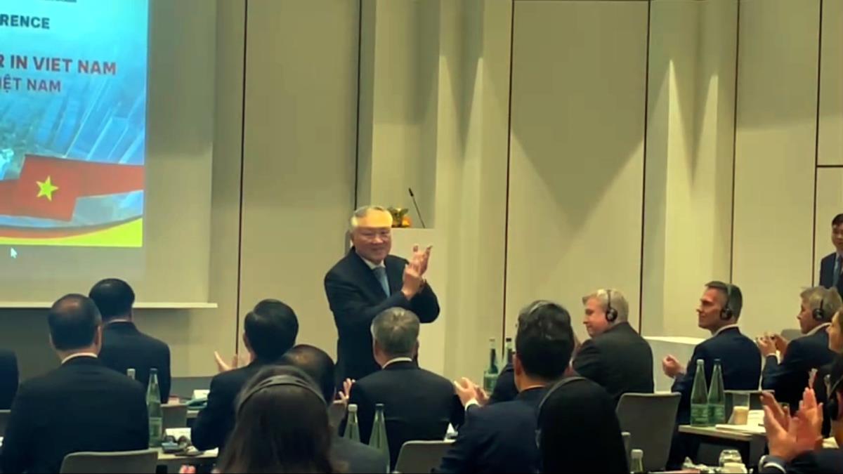 Lãnh đạo Thành phố tham dự Hội nghị xúc tiến đầu tư vào Trung tâm tài chính tại Việt Nam