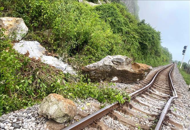 Hiện trường vụ đá lăn xuống đường tàu.