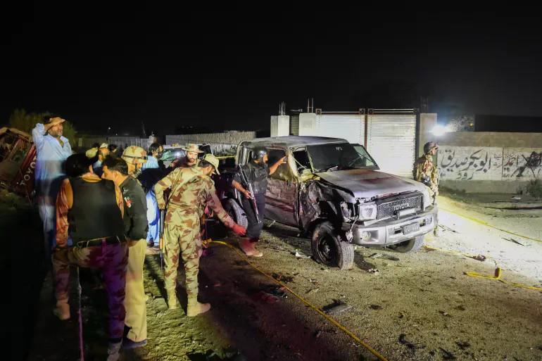 Cảnh sát điều tra hiện trường vụ đánh bom.