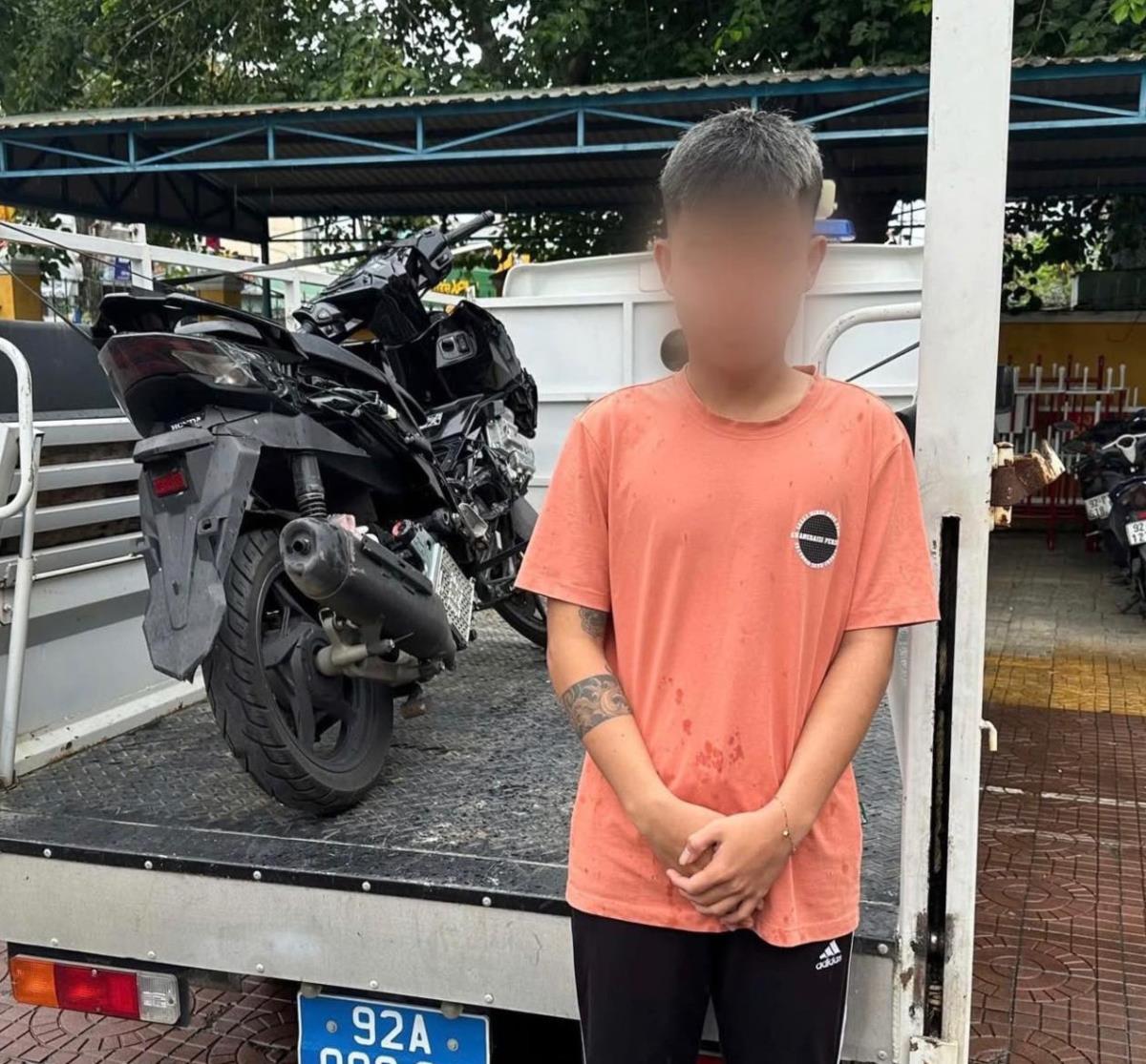 Đối tượng Phan Nhật D. và chiếc mô-tô vi phạm.