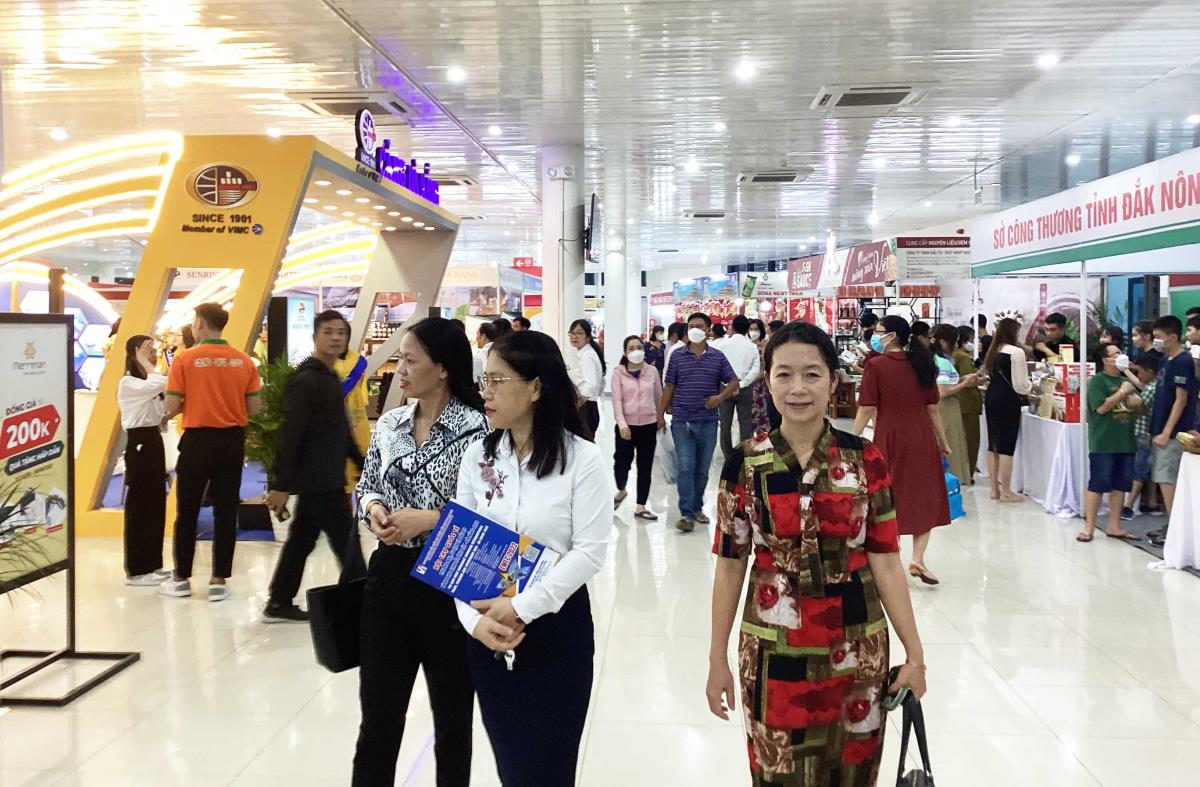 Hội chợ EWEC Đà Nẵng – 2024 thu hút đông đảo người dân và du khách đến tham quan và mua sắm.