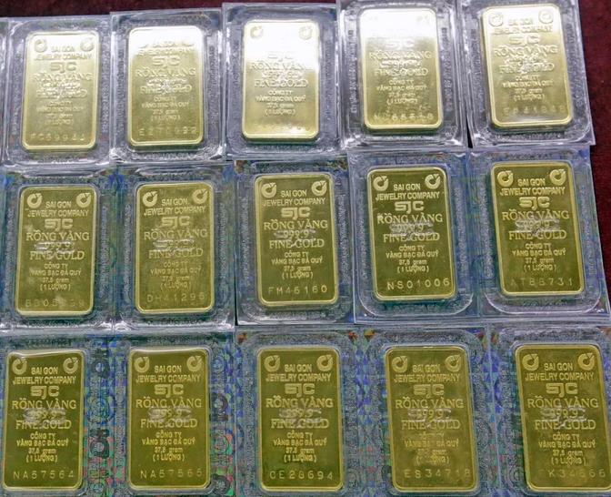 Giá vàng SJC giảm nhưng vẫn giao dịch ở mức trên 135 triệu đồng phiên sáng nay.