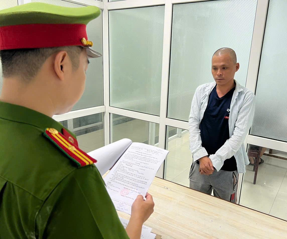 Cơ quan Cảnh sát điều tra Công an TP Đà Nẵng tống đạt các quyết định đối với Dương Bá Toàn.