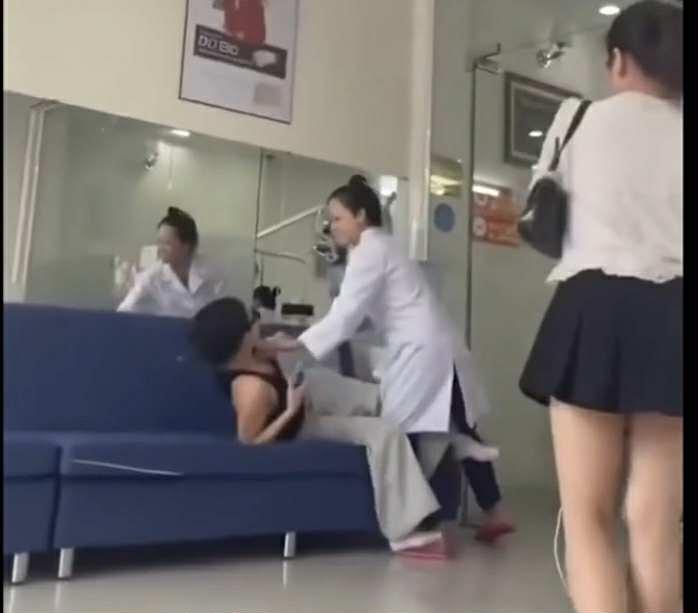 Vụ việc nhân viên y tế hành hung người bệnh tại TP Hồ Chí Minh phát tán trên mạng. Ảnh: Cắt từ clip