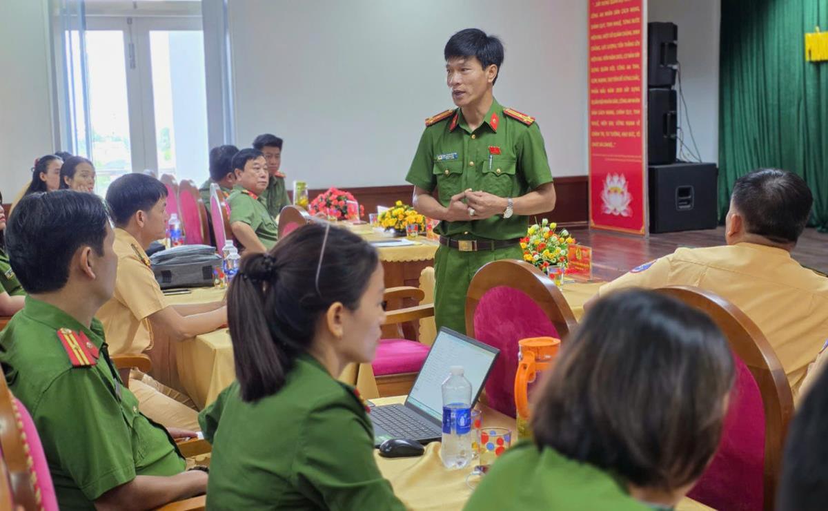 Thượng tá Trần Minh Nguyên phát biểu tại lớp tập huấn công tác đăng ký xe, cấp đổi giấy phép lái xe.