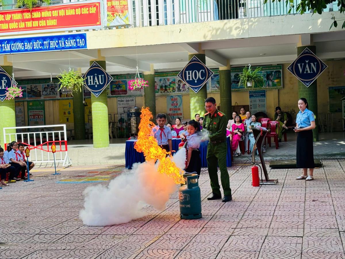 Hướng dẫn kỹ năng chữa cháy cho học sinh tiểu học.