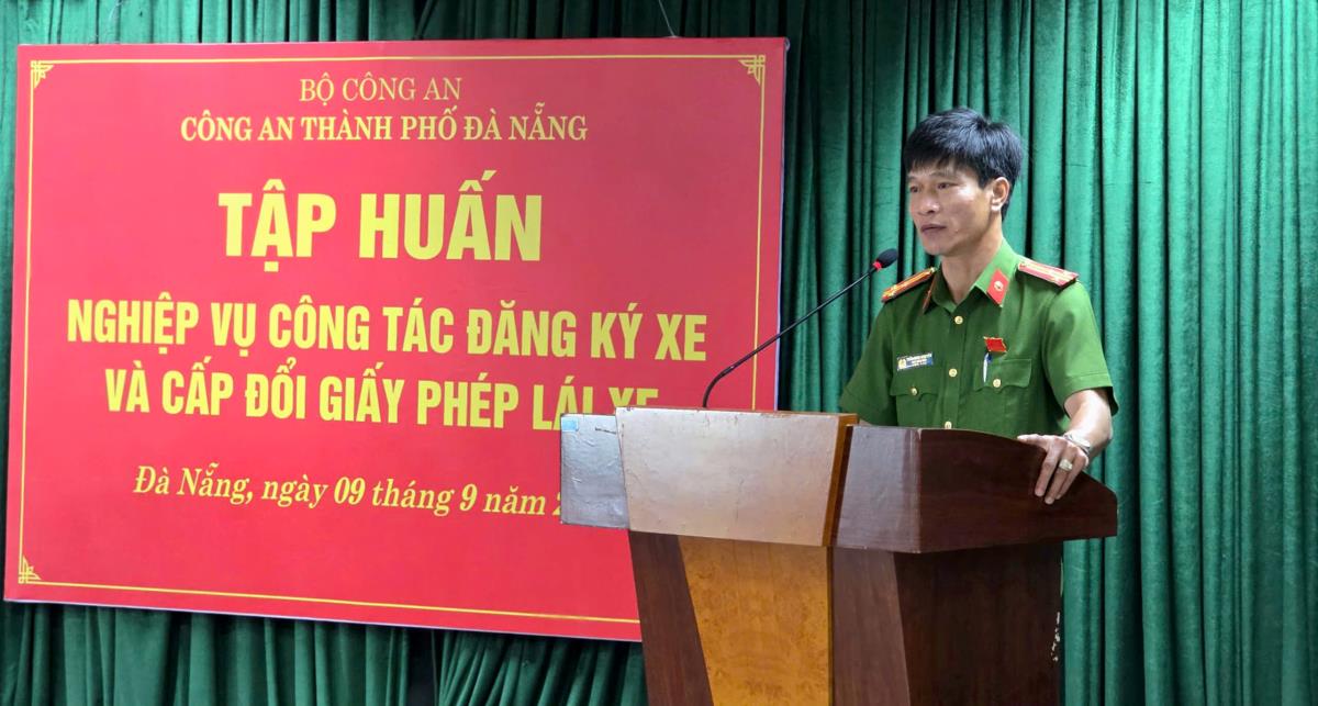 Thượng tá Phan Thanh Hồng, Trưởng Phòng CSGT phát biểu tại lớp tập huấn
