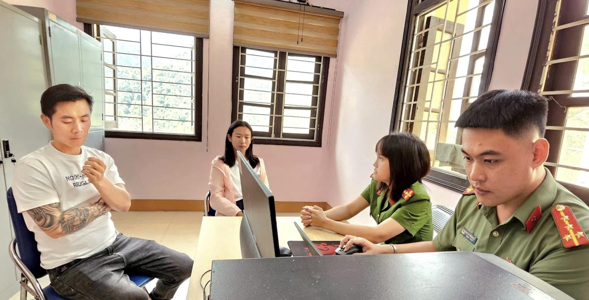 Cơ quan công an làm việc với những người có liên quan - Ảnh: Công an tỉnh Lào Cai