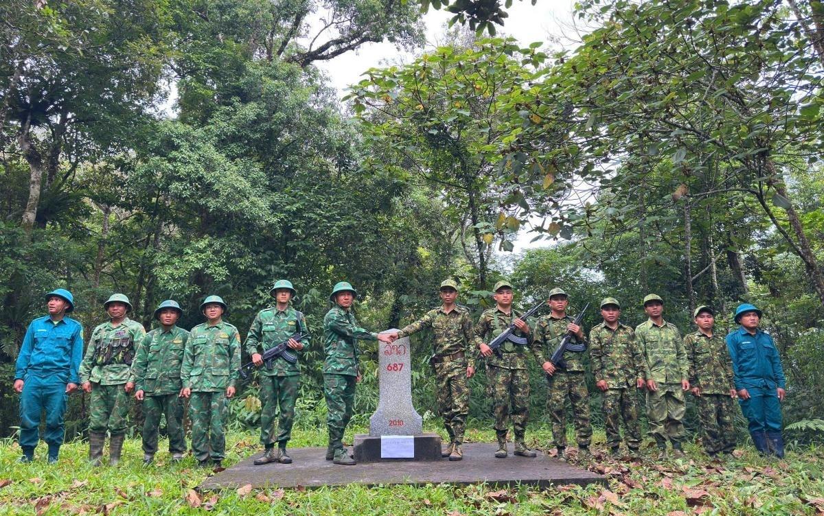 Trên đường tuần tra, cán bộ, chiến sĩ Đồn Biên phòng Trhy phải vượt qua nhiều suối sâu, dốc cao.
