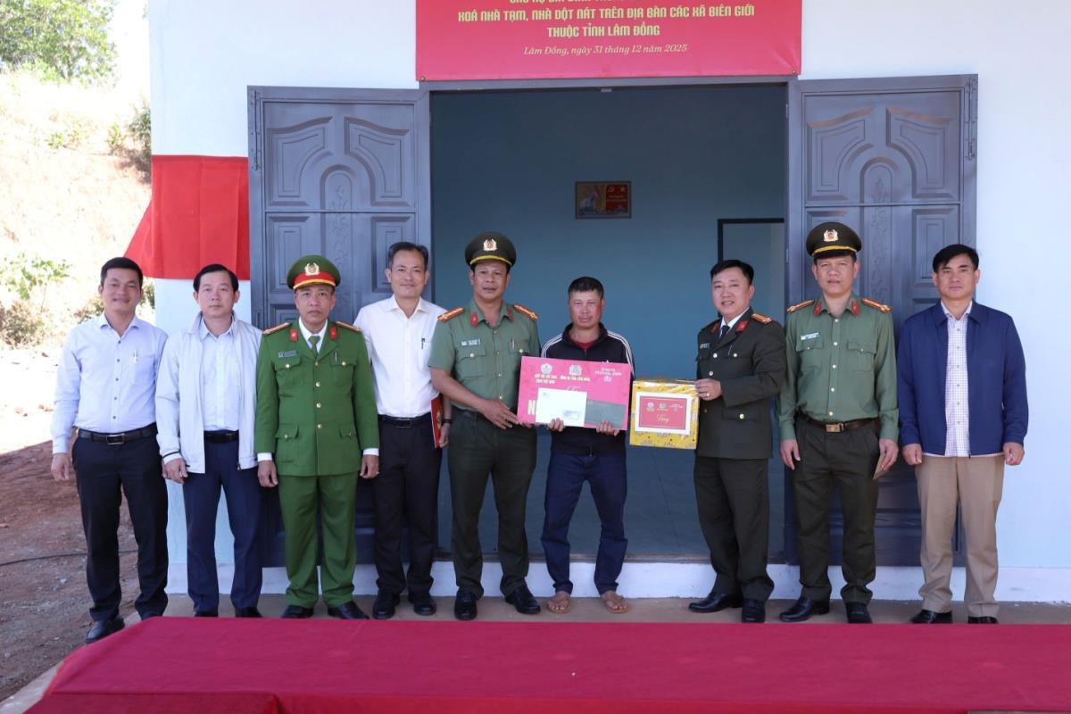 Đại tá Nay Gia Phú - Phó Giám đốc Công an tỉnh Lâm Đồng và đại diện các nhà tài trợ trao nhà cho các hộ dân.