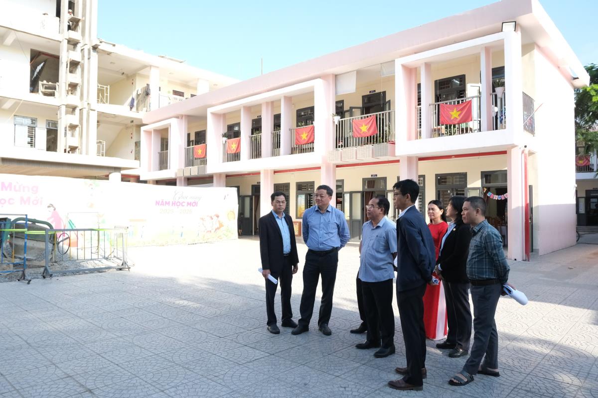 Phó Chủ tịch UBND thành phố Trần Anh Tuấn kiểm tra thực tế dự án Trường THPT Ngô Quyền.