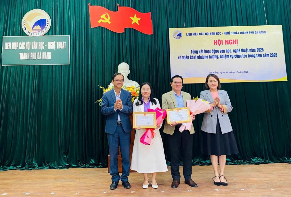 Khen thưởng các tập thể có thành tích tiêu biểu trong hoạt động Văn học - Nghệ thuật năm 2025.