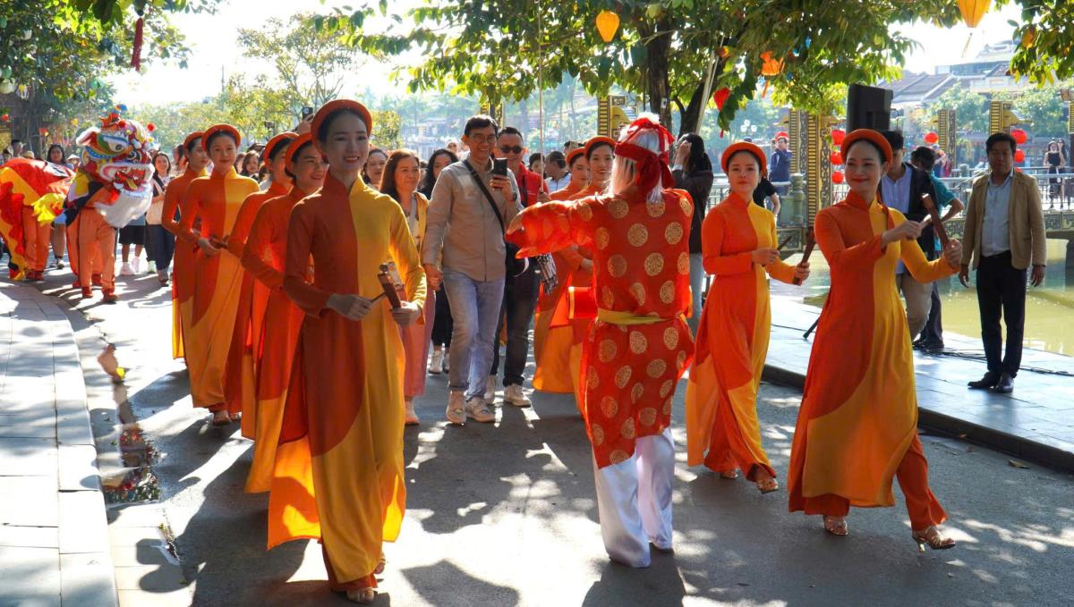 Du khách thưởng thức rượu Hồng Đào tại Nhà biểu diễn Di sản Văn hóa Thế giới Mỹ Sơn