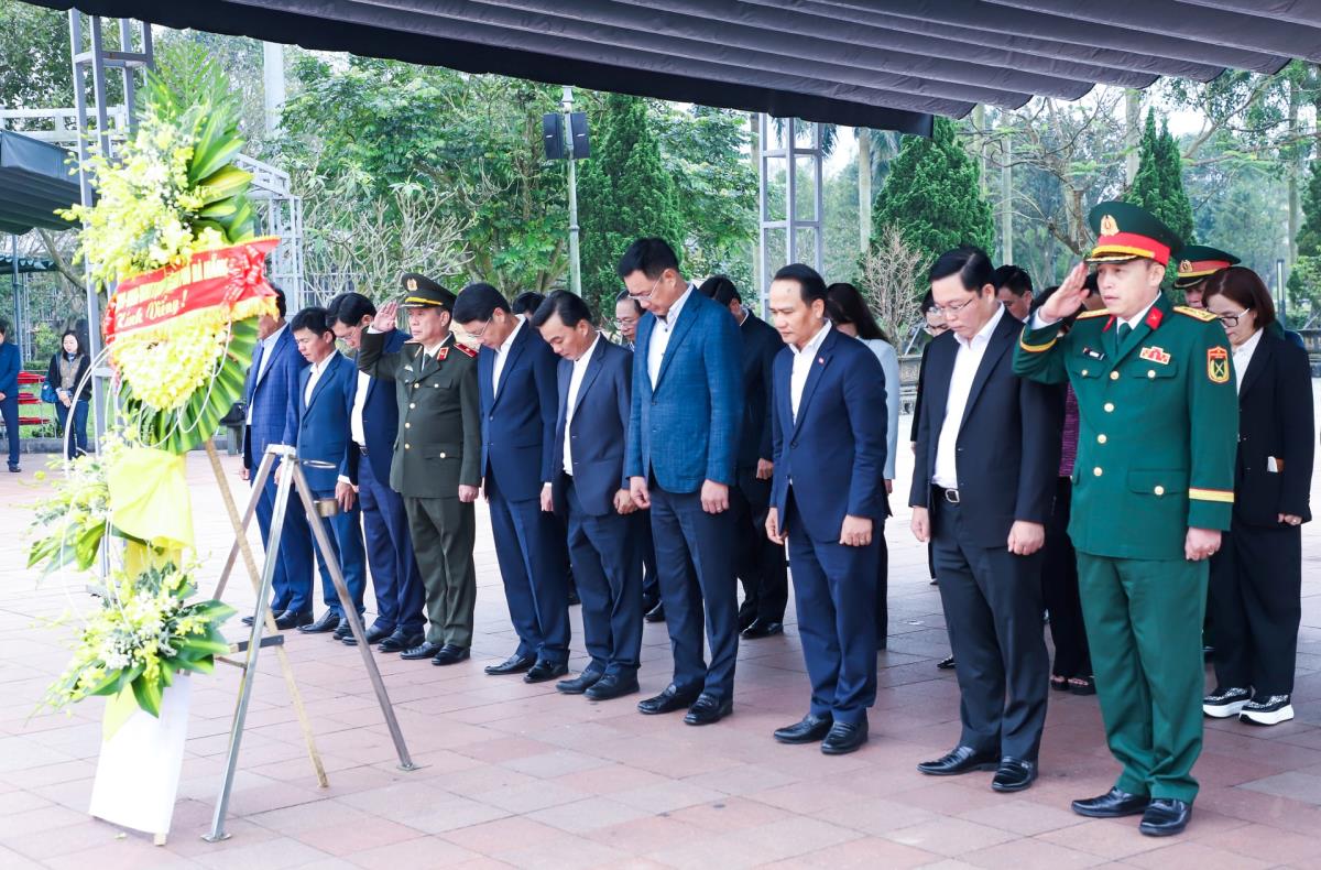 Đoàn công tác nghe thuyết trình tại Di tích quốc gia đặc biệt Thành cổ Quảng Trị