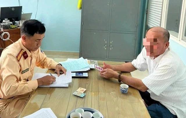 Hành khách hoảng loạn trên xe. Ảnh cắt từ clip