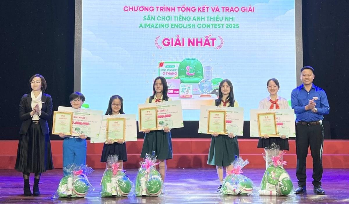 BTC trao giải Nhất cho các thí sinh tham gia cuộc thi “AImazing English Contest 2025”.