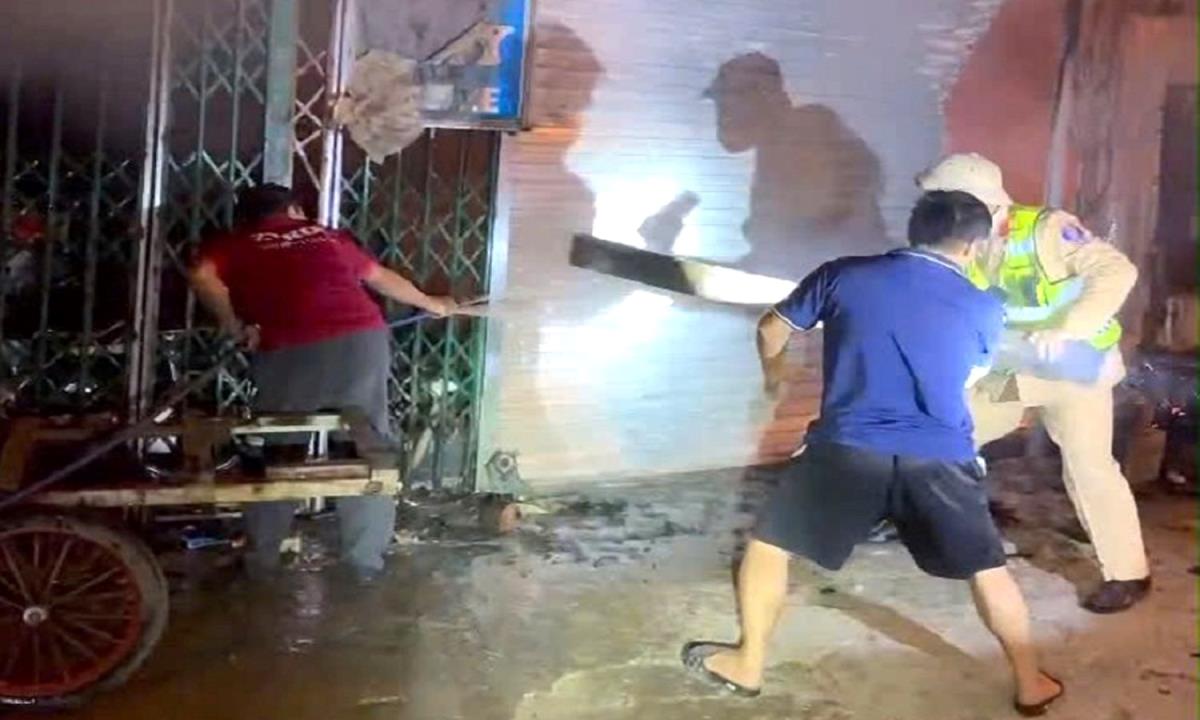 CSGT Công an tỉnh Nghệ An và người dân nỗ lực cứu người thoát khỏi đám cháy.