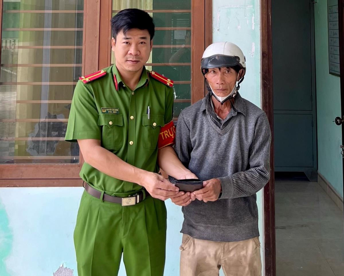 Anh Bửu giao nộp chiếc ví nhặt được cho Công an xã Đồng Dương.