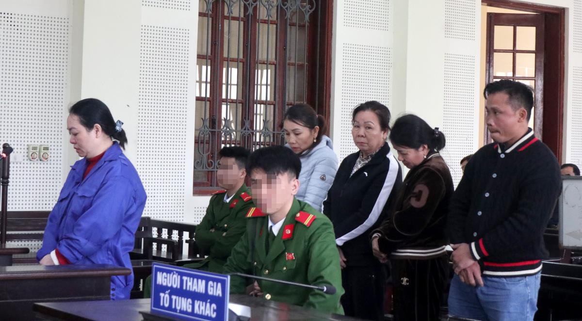 Các bị cáo trong đường dây mua bán hàng giả tại tòa.