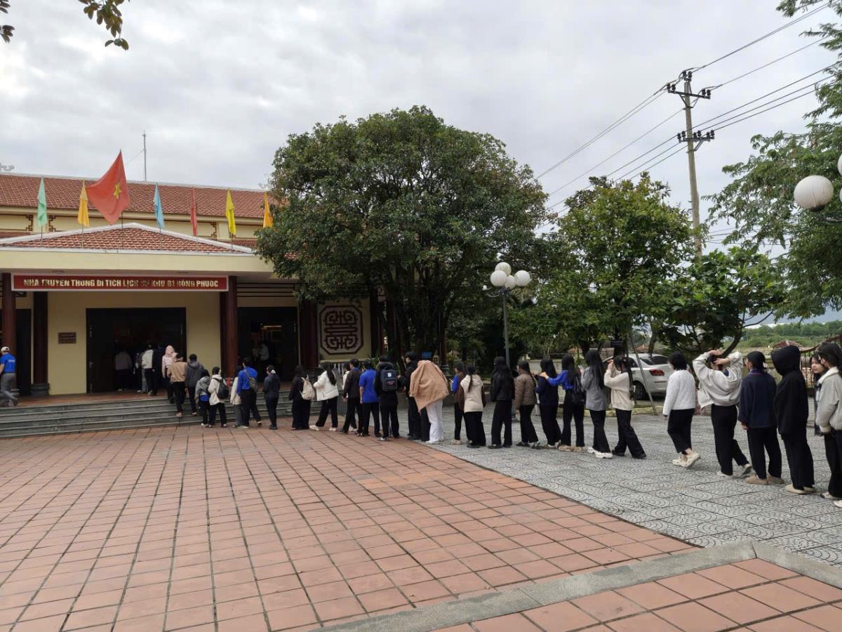 Lãnh đạo nhà trường cho biết, đây không đơn thuần là một chuyến tham quan ngoại khóa hay hoạt động trải nghiệm mà là một tiết học chính khóa được tổ chức có kế hoạch kĩ lưỡng ngay từ đầu năm học