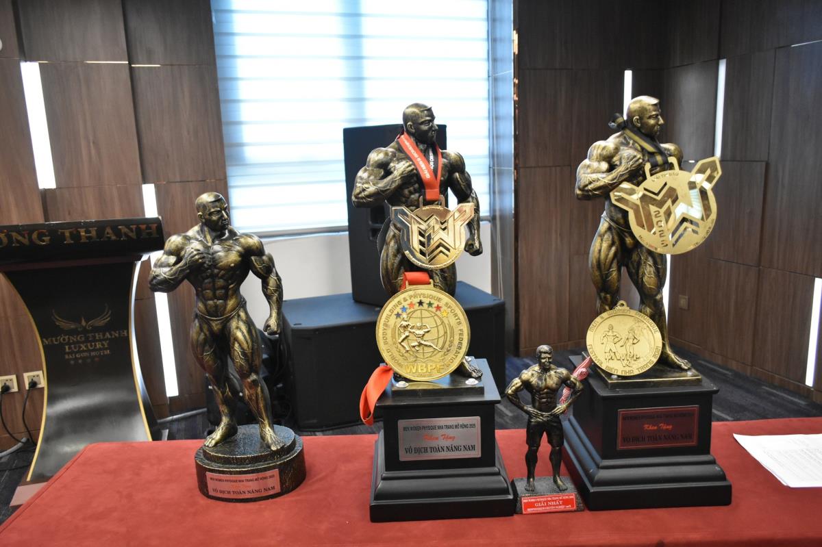 Cup và huy chương cho các nội dung.